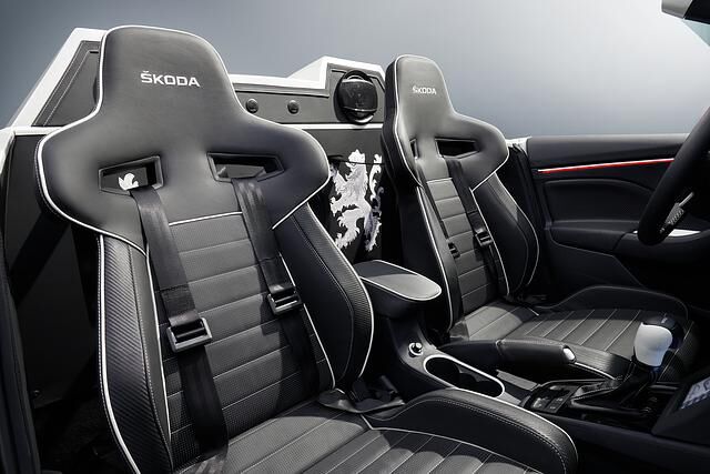 Sportsitze empfangen die maximal zwei Gäste des Skoda Flavia