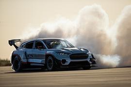 Ford Mustang Mach-E 1400 - Auf den Spuren von Evel Knievel