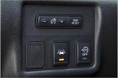 Der Spurhalteassistent soll aktiv arbeiten, doch das ist (zumindest bei Landstraßentempo) nicht zu spüren. Die Start-Stopp-Automatik kostet Aufpreis