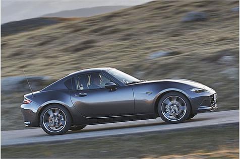 Markenzeichen des MX-5 RF sind das Hardtop und die sehr breiten C-Säulen