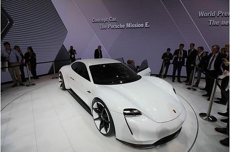 Michael Steiner, Porsche Entwicklungs-Vorstand - Der Sechszylinder-Boxer passt hervorragend zum Elfer