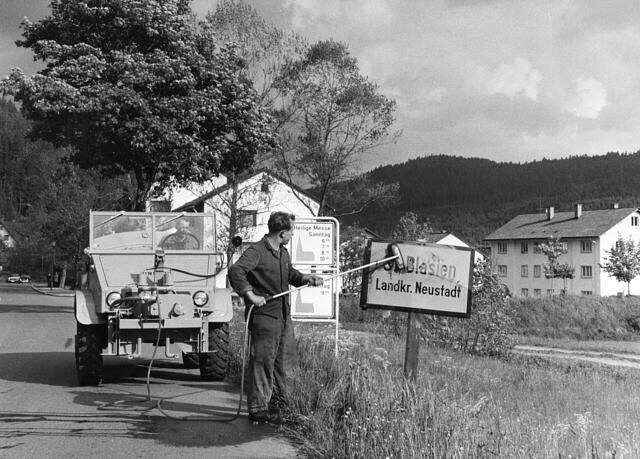 Schilder müssen gereinigt werden - hier hilft ein Unimog