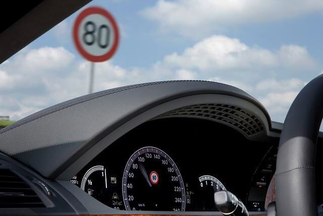 Moderne Autos nutzen eine Kamera zur Verkehrszeichenerkennung
