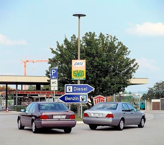 Ein kleines Schilderwäldchen an der Autobahnraststätte