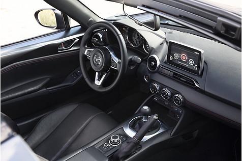Mazda MX-5 RF 2.0 - das Navigationssystem kostet faire 690 Euro