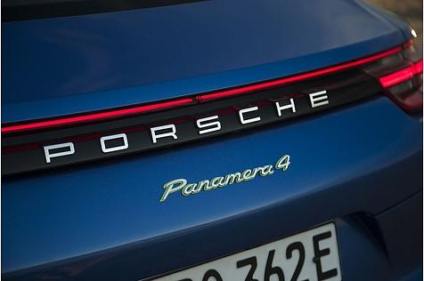 Der Schriftzug verrät die E-Limousine