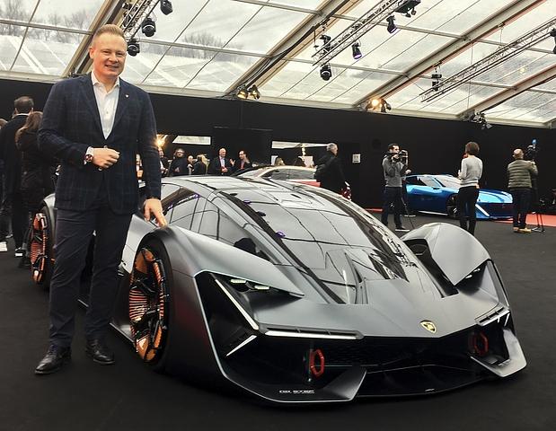 Mitja Borkert mit dem Lamborghini Terzo Millennio, der Lamborghinis Konzept eines reinen Elektro-Sportwagens vorweg nimmt