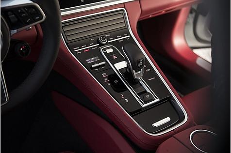Das Achtgang-Doppelkupplungsgetriebe feiert im Panamera 4 E Hybrid Premiere
