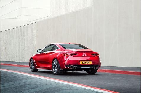 Der Infiniti Q60 ist 4,69 Meter lang.