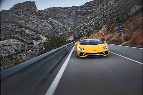 Der Lamborghini Aventador S kostet 335.050,45 Euro