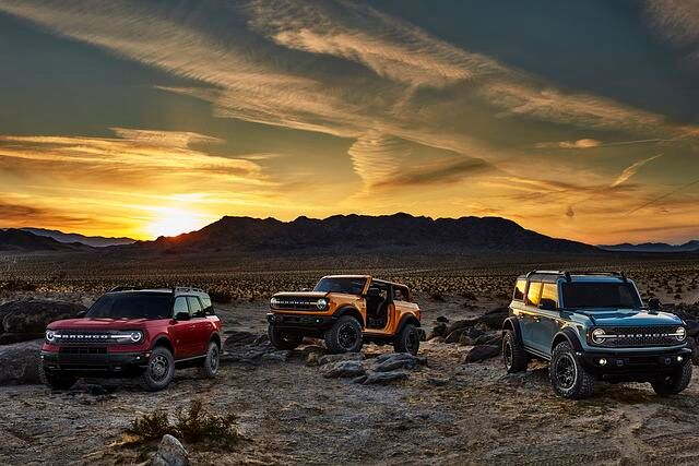 Der Bronco Sport (links im Bild) soll sich vornehmlich auf Asphalt bewähren
