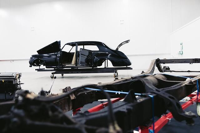 Die Restomod-Kur von Lunaz Design geht sehr tief. Hier wird der Rolls-Royce Phantom für den Umbau vorbereitet