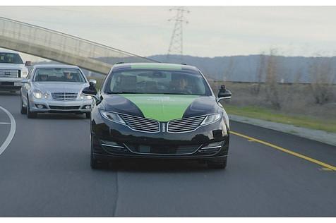 In der Kolonne wird das autonome Fahren schon früher möglich sein. In den USA sollen Lkws diese Technik nutzen.