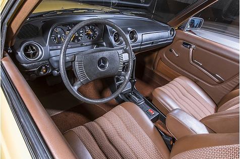 Der Innenraum eines Mercedes 230 der Baureihe W 123 - All Time Stars