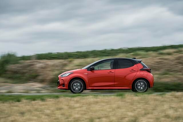 Der Yaris liegt nun satter auf der Straße