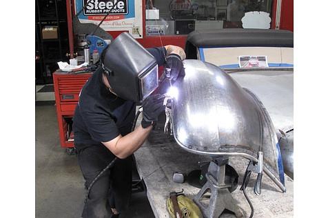 Acht Personen arbeiten bei Hollywood Hot Rods in Burbank / California