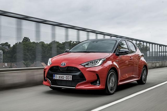Der Toyota Yaris Hybrid kostet mit der umfangreich ausgestatteten \"Premier Edition\" 25.140 Euro