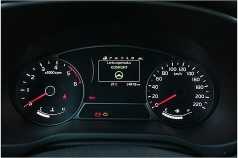 Große Rundinstrumente informieren den Fahrer, zur Auswahl stehen drei Lenkmodi