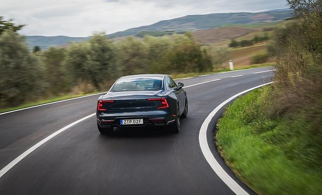 in den Kurven merkt man das Gewicht des Polestar 1