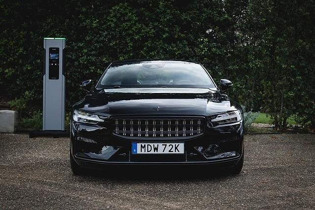 Beim Laden gibt der Polestar 1 eine gute Figur ab