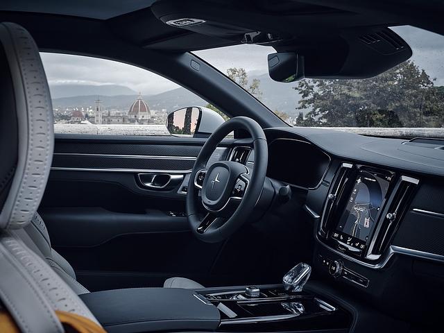Im Herzen ist der Polestar 1 ein Volvo, wie man am Cockpit sieht. Der kräftige Hybrid steht auf der Skalierbaren Produkt-Architektur (SPA)