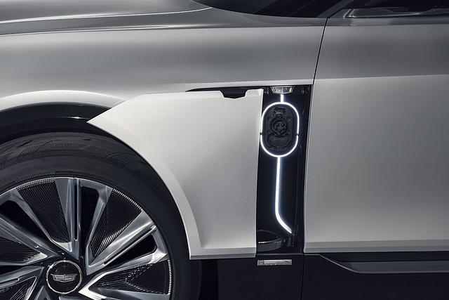 Der Cadillac Lyriq kann an einer Gleichstromstation mit 150 kW betankt werden