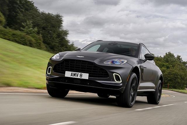 Das Fahrwerk des Aston Martin DBX ist ausgewogen
