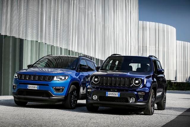 Die Preise für den Renegade 4xe starten bei 37.237 Euro und für den Compass 4xe bei 41.136 Euro