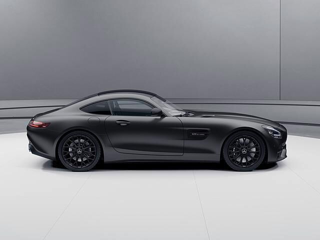 Neu ist das Sondermodell "Night Edition", welches im Fall des Coupé mit Carbondach vorfährt