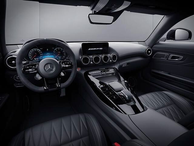 Auch im Innenraum der Version "Night Edition" setzt Mercedes-AMG auf ein vornehmliche schwarzes Ambiente
