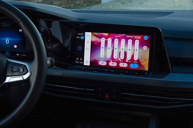 Während sich iPhone und Android-Handy zügig anschließen lassen, erfordert die Auswahl der passenden digitalen Anzeigen im Cockpit ein wenig mehr Beschäftigung mit den Möglichkeiten als wir...