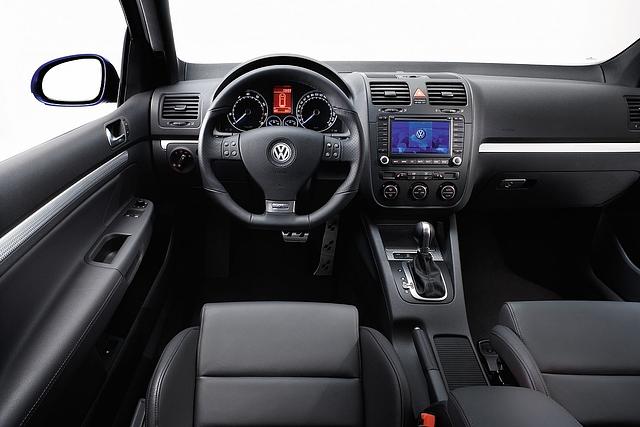 Das Cockpit samt den Applikationen aus gebürstetem Aluminium geben dem Innenraum des Golf R32 eine besondere Note