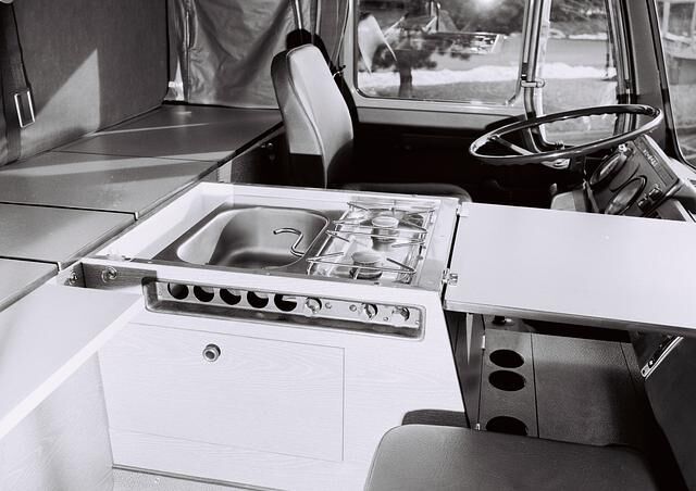 Für Tramp-Fahrten bis in den Orient bietet Mercedes während der 70er eine solche Küchenausstattung als Extra an