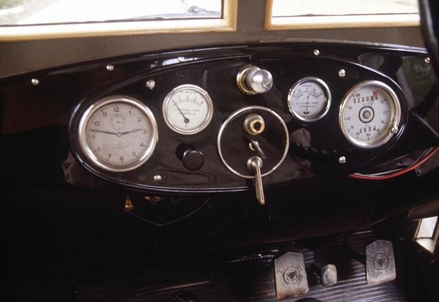 Beim Typ 3256 von 1928 des schwedischen Herstellers Scania-Vabis blickt man immerhin schon auf eine Art frühzeitliches Kombiinstrument, mit Tacho und Kilometerzähler