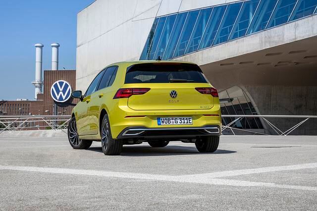 Gestartet wird mit dem 80 kW/110 PS starken E-Motor