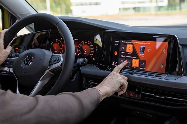 Wie jedes Hybridmodell hat der Golf eHybrid eine schöne Animation zu bieten, die auf dem großen Zentraldisplay die Energieflüsse zeigt