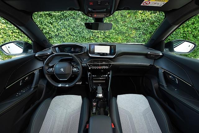 Cockpit mit hoch liegenden virtuellen Instrumenten