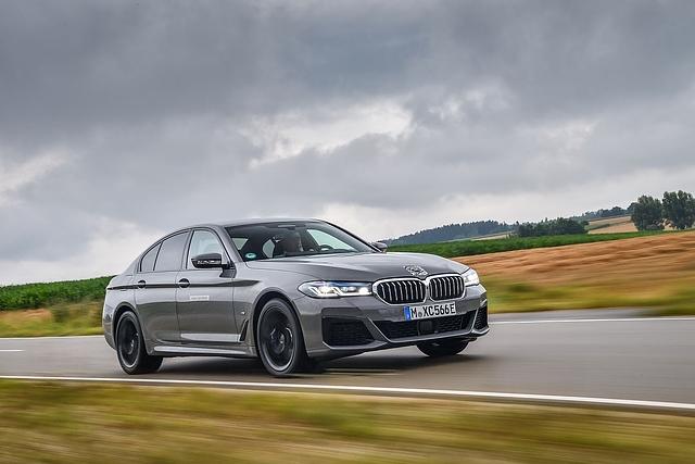 Der BMW 545e xDrive ist ab November erhältlich
