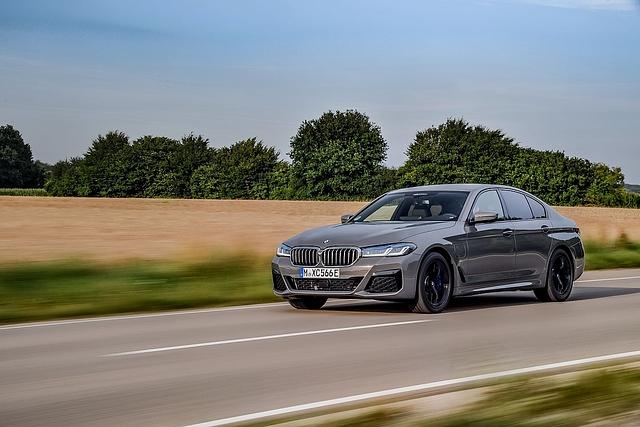 Der Antriebsstrang stammt im Grunde vom BMW 745e beziehungsweise vom BMW X5 45e