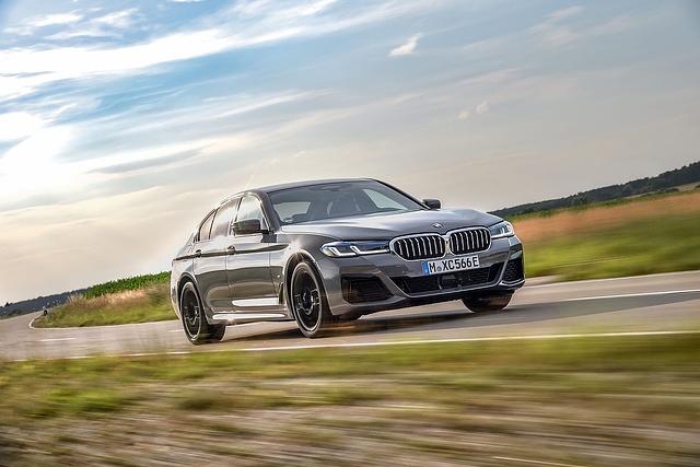 Wer die Fahrprogramme des BMW 545e xDrive nach seinen Wünschen konfigurieren möchte, muss sich durch die Einstellungen klicken