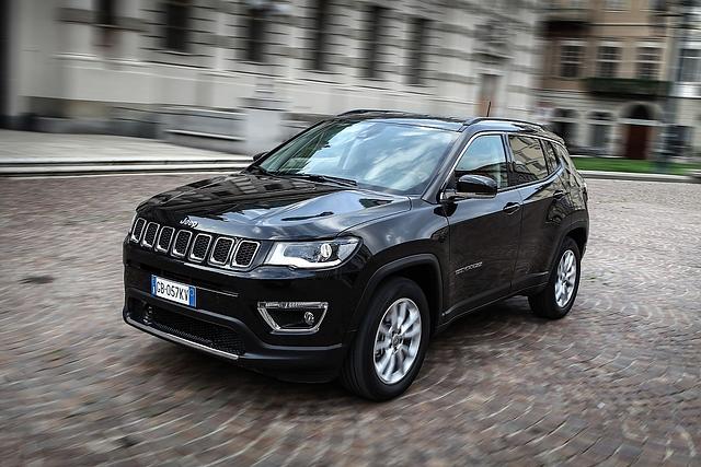 Der Jeep Compass 4xe mit 177 kW / 240 PS kostet 45.425,21 Euro
