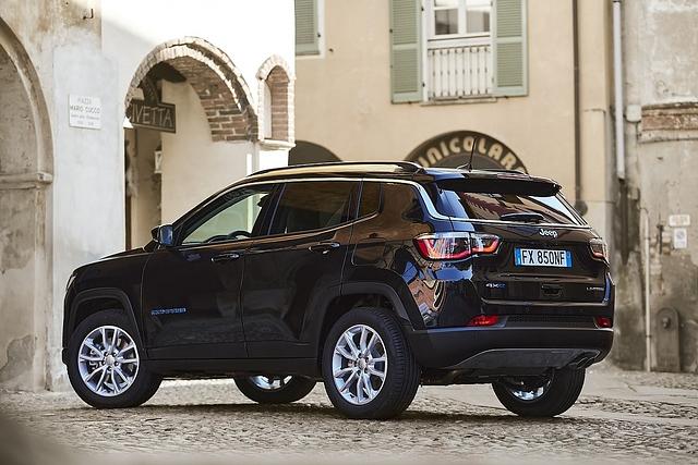 Jeep Compass 4xe ist 4,39 Meter lang und damit knapp 16 Zentimeter länger als der Renegade