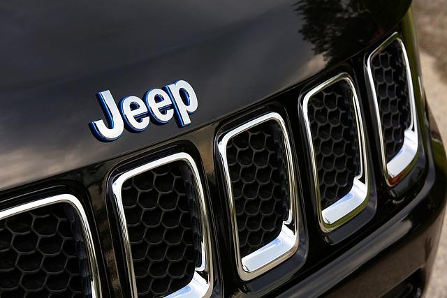 Auch der Jeep Compass 4xe hat den typischen Kühlergrill