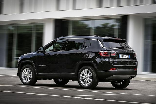 Der Jeep Compass 4xe bietet in der zweiten Reihe deutlich mehr Platz als der Renegade