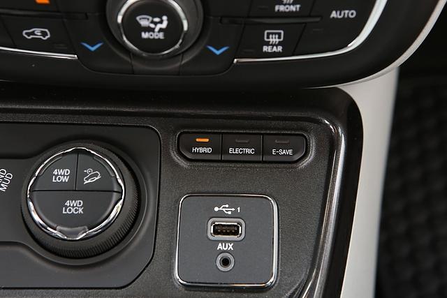 Die Fahrprogrammwahlschalter liegen recht tief