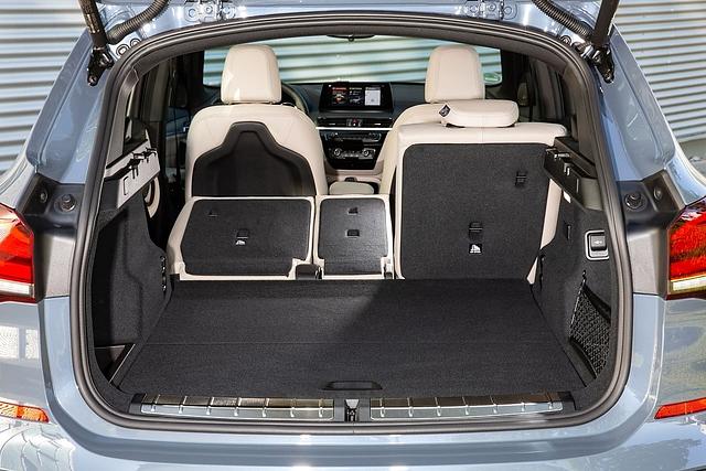 Der Kofferraum hat ein Volumen von 450 bis 1.470 Litern - das sind 55 bis 80 Liter weniger als bei den Varianten ohne PHEV-Modul