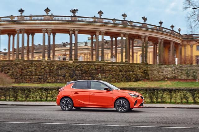 Im Sportmodus kommt der elektrische Corsa auf 100 kW/136 PS