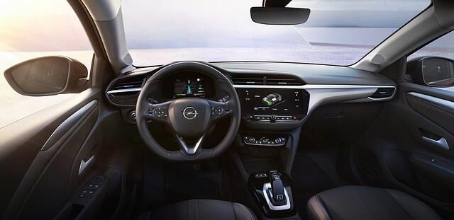 Der elektrische Corsa setzt anders als seine Konzerngeschwister Peugeot 208-e und DS3 Crossback E-Tense auf ein sachlich gestaltetes Interieur
