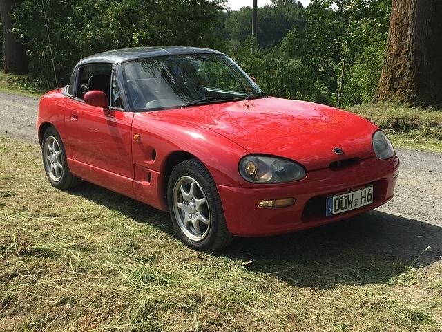 1991 hat der kleine Roadster Cappuccino Premiere, der in limitierter Auflage auch in Deutschland verkauft wird