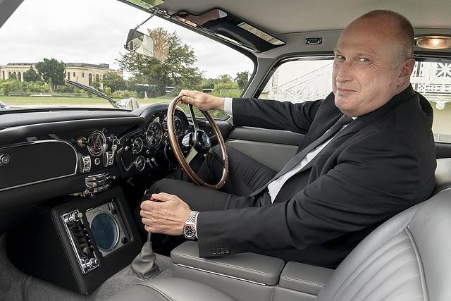 So ein bisschen fühlt man sich im Aston Martin DB5 Goldfinger Continuation Car wie James Bond